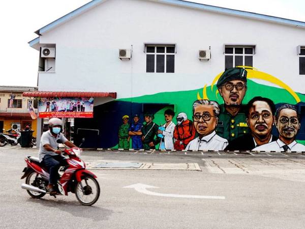 Mural frontliner Majlis Daerah Pendang (MDP) yang terpampang di hadapan sebuah stesen minyak di pekan Pendang ini memaparkan barisan pimpinan dan frontliners yang bertungkus-lumus memerangi pandemik COVID-19 di negara ini di sini, hari ini.