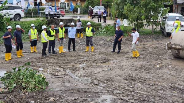 Ahmad Masrizal (lima, kanan) ketika melakukan lawatan ke lokasi Projek RTB Sg Tebongon..