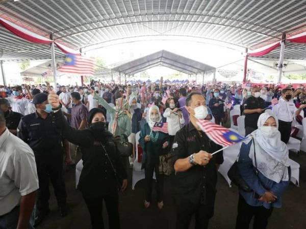 Antara tetamu yang menjayakan Program Bersama Peladang, Penternak dan Nelayan serta Pelancaran Skim Subsidi Baja dan Racun Padi Bukit/Huma di Beaufort semalam.