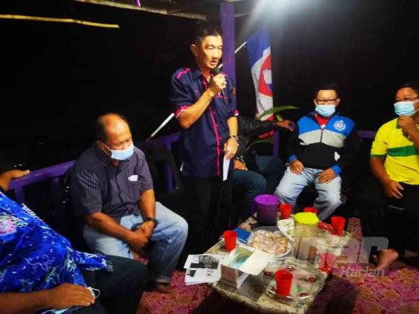Malik ketika berucap pada majlis program ramah mesra dengan penduduk Kampung Batandok Lubak, Beaufort.