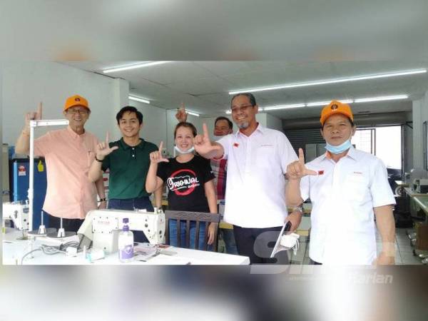 Marajoh (dua dari kanan) bersama Kah Kiat membuat tinjauan mesra di sekitar Pekan Inanam dan Manggatal, Kota Kinabalu.