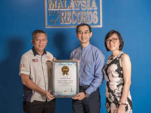 Yun Siang (dua dari kanan) menerima sijil pengiktirafan ‘Blog Bisnes Paling Lama’ daripada wakil Malaysia Book of Records baru-baru ini.