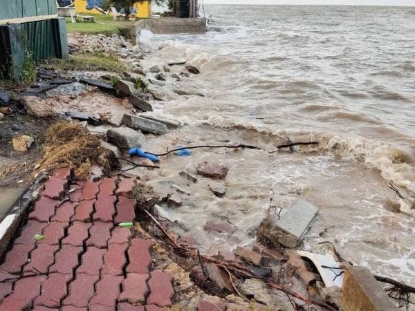 Tembok di Pantai Morib yang dipercayai runtuh akibat kejadian air pasang. - Foto Urusetia Jawatankuasa Pengurusan Bencana Daerah Kuala Langat
