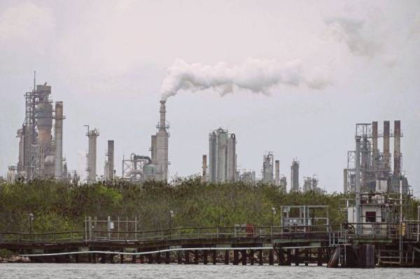 Permintaan untuk mendapatkan bekalan minyak menurun ketika ini berikutan pandemik koronavirus yang melanda seluruh dunia. - Foto AFP