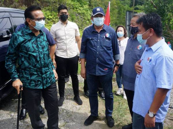 Bekas Ketua Menteri Sabah, Tan Sri Musa Aman (kiri) bersama calon PBS Kawasan DUN Kiulu, Datuk Joniston Bangkuai (dua dari kanan) pada program Ramah Mesra bersama para pengundi di Kampung Nawoi Kiulu. - Foto Bernama