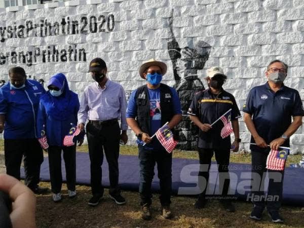 Azalina (tengah) pada pelancaran Mural Merdeka 2020 di Bandar Penawar, Kota Tinggi hari ini.