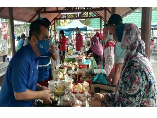 Jamawi (kiri) ketika melakukan tinjauan mesra bersama rakyat di tamu pekan Tenom kelmarin.