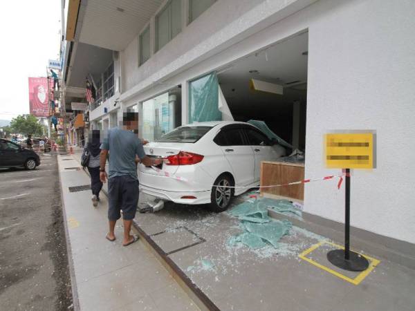 Kereta Honda City yang dipandu wanita berusia 53 tahun merempuh sebuah bank di Jalan Tun Ismail di sini pagi tadi.
