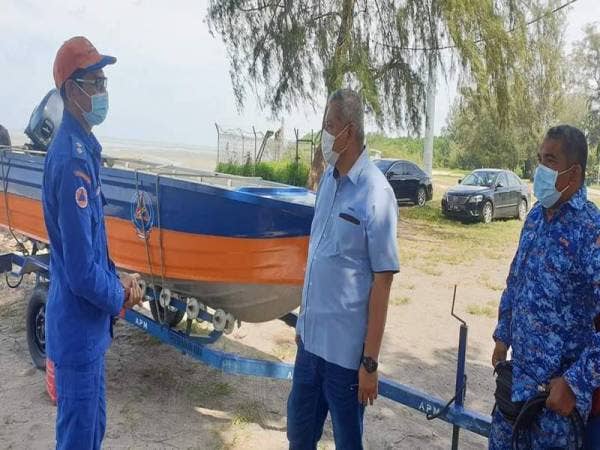 APM Kuala Langat menempatkan empat buah bot sebagai persediaan fenomena air pasang besar di sekitar pantai di daerah terbabit.
