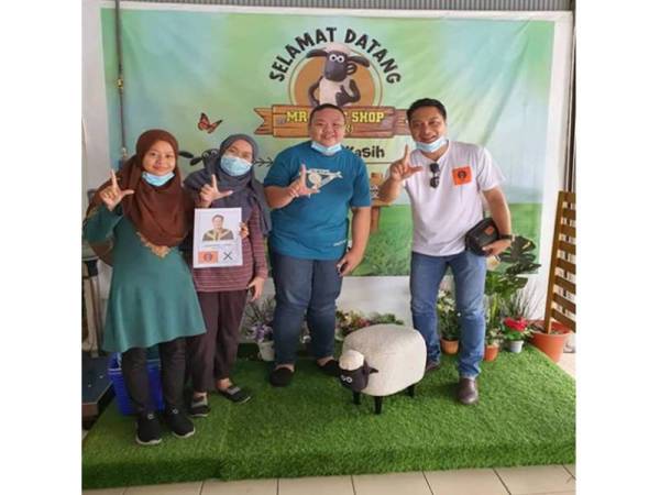 Janrywine ketika melakukan tinjauan mesra di beberapa kawasan sekitar DUN Kawang baru-baru ini