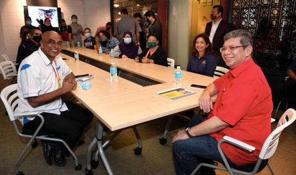 Saifuddin (kanan) mengadakan perjumpaan dengan Persatuan Wartawan Sabah (SJA) ketika hadir merasmikan Media Lounge Pilihan Raya Umum Dewan Undangan Negeri Sabah di City Lounge Riverson Walk Sabah hari ini.
Turut hadir, Ketua Setiausaha KKMM Datuk Suriani Ahmad (dua dari kanan) dan Presiden Persatuan SJA, Datuk Muguntan Vanar (kiri).
Foto: Bernama