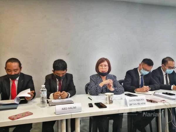 Yee Kew (tengah) bersama barisan peguam pada sidang akhbar di Kuala Lumpur hari ini berhubung tindakan perundangan bakal diambil ke atas agensi terlibat disebabkan gangguan bekalan air di Lembah Klang pada 3 September lalu.	