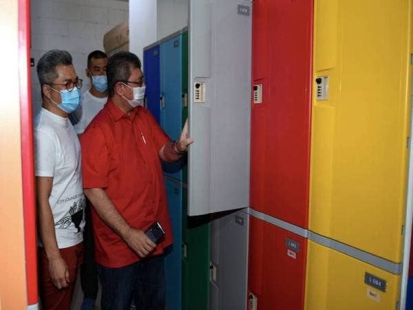 Saifuddin meninjau kemudahan di City Lounge Riverson Walk Sabah selepas merasmikan Media Lounge Pilihan Raya Umum Dewan Undangan Negeri (DUN) Sabah hari ini.
Foto: Bernama