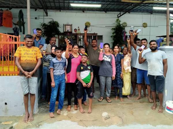 Penduduk Kampung Kongsi 14 Bukit Selambau yang sukar menikmati kemudahan telekomunikasi dan internet.