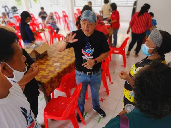 Darell (tengah) beramah mesra dengan penduduk Kampung Maang, Penampang pada Majlis Mesra Bersama dan Majlis Perasmian Bangunan Balai Raya dan Pondok Kampung Maang hari ini.