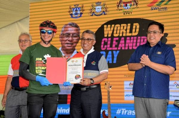 Timbalan Menteri Perumahan dan Kerajaan Tempatan Datuk Seri Dr Ismail Abd Muttalib (dua dari kanan) menyerahkan sijil penghargaan kepada Muhamad Mufaizam Yahir@ Yahaya atas sumbangan beliau dalam pelaksanaan inisiatif pembersihan dan kesedaran awam secara sukarela pada Perasmian Program World Cleanup Day Peringkat Kebangsaan 2020 di Kampung Pendas Baru, Gelang Patah hari ini. Turut hadir Ketua Setiausaha Kementerian Perumahan dan Kerajaan Tempatan Datuk Zainal Abidin Abu Hassan (kiri) dan Exco Perumahan dan Kerajaan Tempatan Negeri Johor Ayub Jamil (kanan). - Foto Bernama