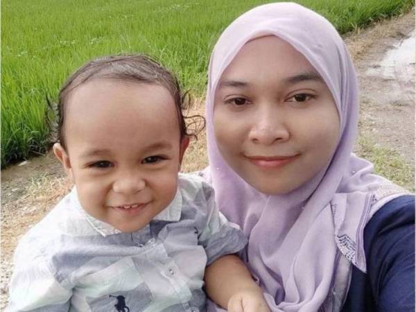 Siti Nurhidayah Mohd Ali bersama anaknya Syed Uthman Hamzah Al-Juffrey Syed Umar Mokhtar Al-Juffrey.