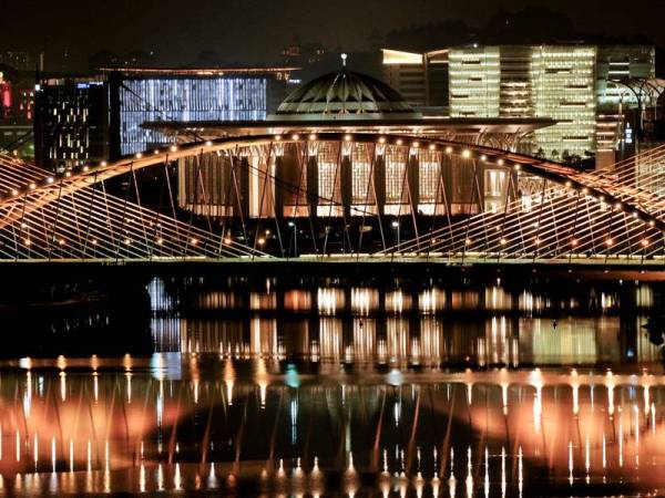  Jambatan Seri Wawasan kelihatan dilimpahi cahaya jingga sebagai sokongan Sambutan Hari Keselamatan Pesakit Sedunia 2020. - Foto Bernama