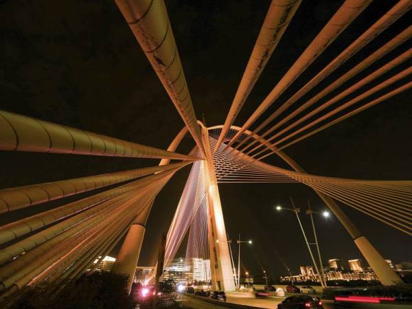 Putrajaya In Orange', limpahan cahaya jingga menyinari bangunan-bangunan utama dan jambatan di pusat pentadbiran kerajaan Putrajaya pada acara kemuncak Sambutan Hari Keselamatan Pesakit Sedunia 2020 - Foto Bernama