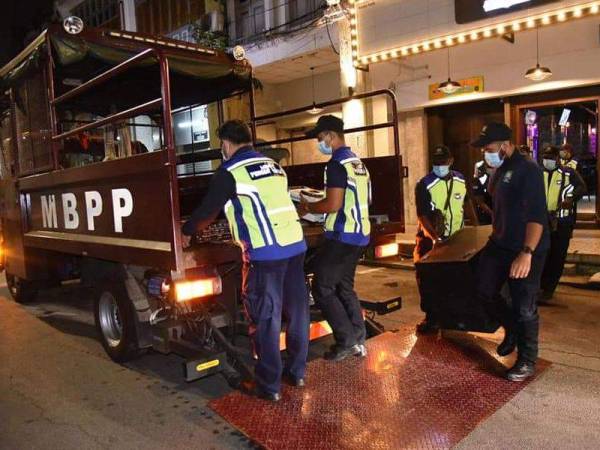 MBPP turut merampas barangan di premis yang tidak mempunyai lesen sah. -Foto Ihsan FB MBPP