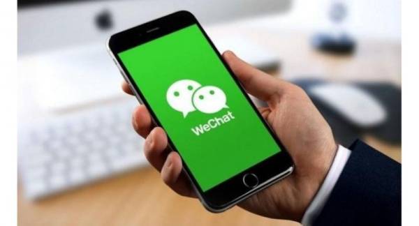 Pengguna-pengguna Amerika Syarikat (AS) tidak dibenarkan memuat turun aplikasi WeChat mulai Ahad ini. - Foto AFP