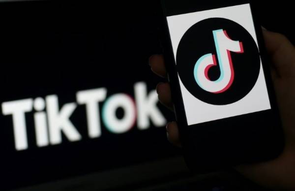 Aplikasi TikTok dari China mempunyai kira-kira 100 juta pengguna di Amerika Syarikat. - Foto AFP