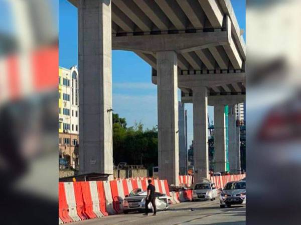 Bongkah konkrit pembinaan Lebuhraya SUKE menghempap kereta dipandu wanita terbabit di Cheras, Kuala Lumpur petang tadi.