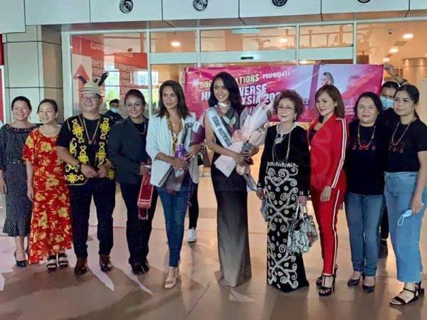 Ahli keluarga, rakan serta penyokong menyambut ketibaan Francisca di Lapangan Terbang Antarabangsa Kuching petang semalam.