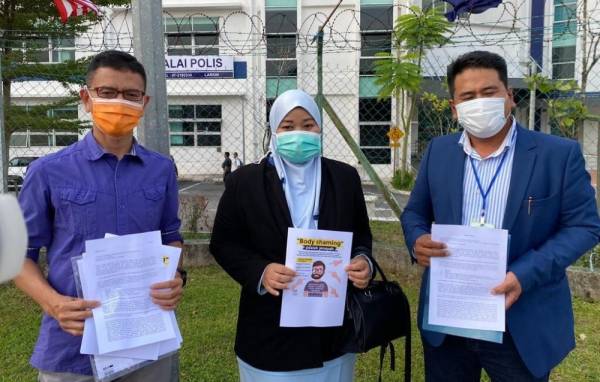 Suharnizan (tengah) bersama-sama pasukan peguamnya di hadapan IPD Johor Bahru Selatan, Larkin selepas membuat laporan polis mendakwa dihina seorang personaliti media sosial.