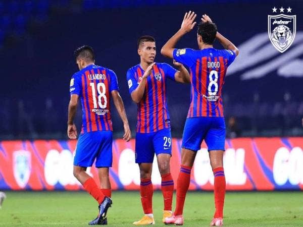 Safawi (tengah) meraikan jaringannya bersama Diogo di Stadium Sultan Ibrahim malam ini. - Foto FB Johor Southe Tigers