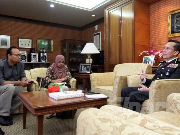 Wawancara Penolong Pengarang Pengisian Berita Sinar Harian, Junhairi Alyasa dan wartawan Raiham Mohd Sanusi bersama Iskandar Halim di pejabatnya di Putrajaya baru-baru ini.