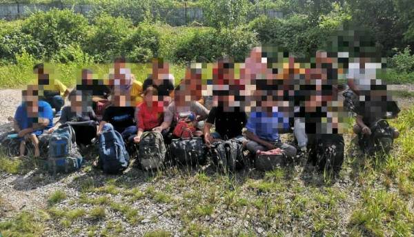 Sebahagian PATI yang ditahan dalam serbuan di kawasan kolam udang di Sungai Nipah, Simpang Lima awal pagi semalam.