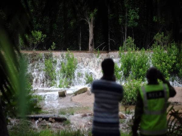 Anggota RELA membuat pemantauan di lokasi air yang melimpah selepas melepasi benteng ekoran fenomena air pasang besar yang berlaku sekitar 7 pagi sehingga waktu kemuncaknya pada 7.53 pagi di Jeti Kampung Tok Muda Kapar Klang hari ini. - Foto Bernama