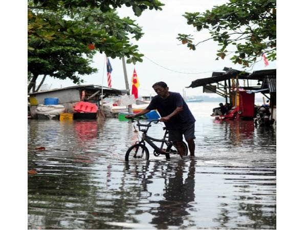Keadaan ketika tinjauan fenomena air pasang besar yang berlaku sekitar 7 pagi sehingga waktu kemuncaknya pada jam 7.53 pagi di Jeti Awam Bagan Hailam, Jalan Foreshore Pelabuhan Klang hari ini. - Foto Bernama