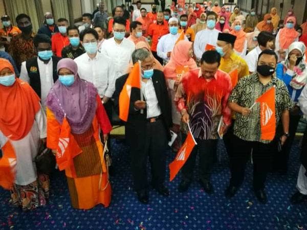 Dr Mohd Hatta (tiga dari kiri) bersama tetamu jemputan dan peserta pada Konvensyen AWAN dan Pemuda Amanah Wilayah Persekutuan di Hotel Putra, Kuala Lumpur hari ini.