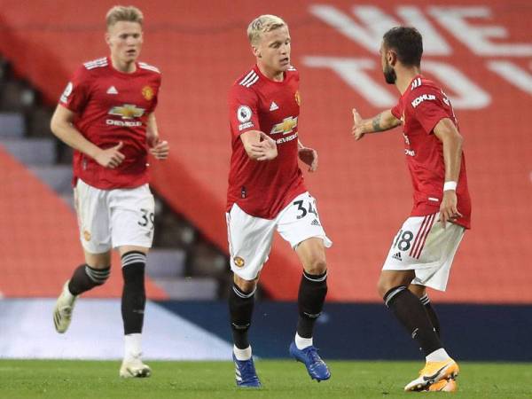 Van de Beek (tengah) ketika meraikan jaringan Manchester United semasa berdepan Crystal Palace di Old Trafford pada aksi Liga Perdana Inggeris.