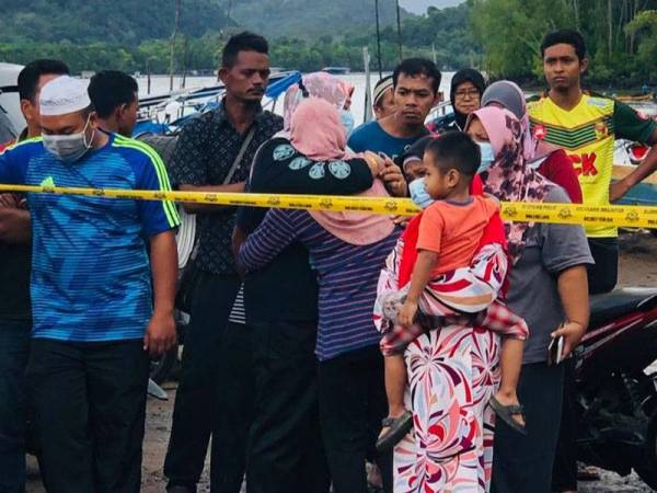 Ahli keluarga mangsa ketika menunggu di Jeti Segantang Garam Merbok, Sungai Petani. - Foto Maritim Malaysia.