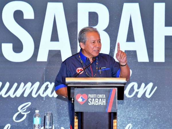 Anifah Aman. - Foto Bernama