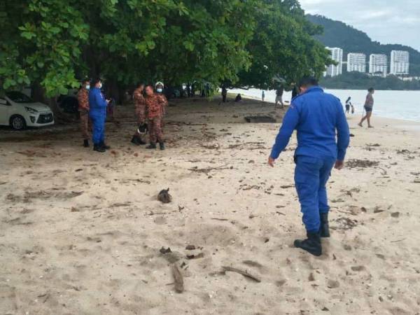 Anggota APM menjalankan operasi mencari dan menyelamat di lokasi yang didakwa berlaku kejadian pesawat terhempas berhampiran Tanjung Bungah, Georgetown hari ini.