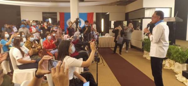 Anwar memberi ucapan ketika menghadiri siri jelajah bagi Dewan Undangan Negeri (DUN) Api-Api di Kota Kinabalu hari ini.
