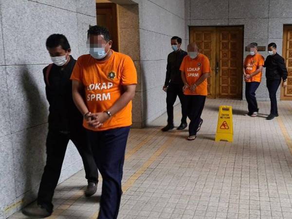 Tiga penguat kuasa Majlis Bandaraya Shah Alam (MBSA) direman enam hari bermula hari ini sehingga 19 Ogos depan.