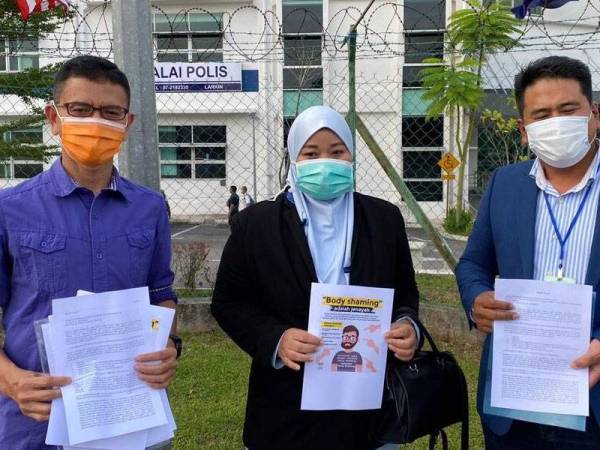 Suharnizan (tengah) bersama-sama pasukan peguamnya di hadapan IPD Johor Bahru Selatan, Larkin selepas membuat laporan polis mendakwa dihina seorang personaliti media sosial.