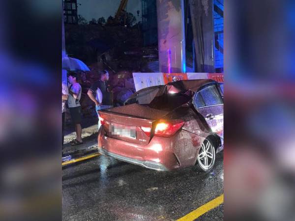Gambar kemalangan sebuah kereta Proton Saga tular di laman sosial.