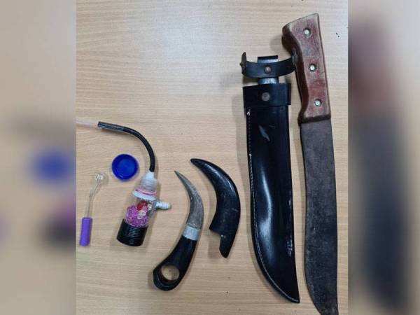 Senjata yang ditemui dalam kenderaan yang dinaiki empat suspek yang ditahan di Kampung Cawas selepas melanggar lampu isyarat di bandar Tanah Merah di sini hari ini.