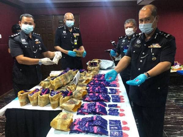 Abdullah (tiga dari kanan) dan Ketua Polis Daerah Tumpat, Superintendan Ab Rashid Mat Daud serta barisan pegawai menunjukkan pil kuda berjumlah 318,229 biji yang dianggarkan bernilai RM3.2 juta dirampas pada Jumaat lalu.