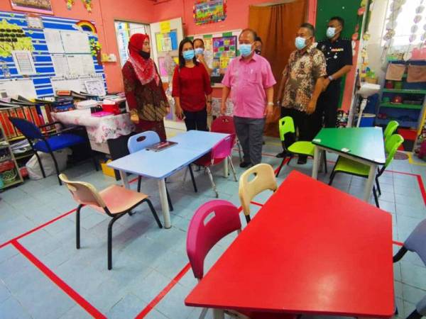 Henry melawat kelas Tabika ketika menghadiri Program Komuniti Sejahtera (PKS) Kemas Daerah Sipitang, Sipitang semalam.