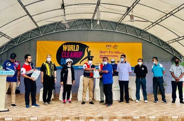 Abd Rahim (enam dari kanan) menyampaikan sumbangan cecair pembasmi kuman kepada wakil surau dan masjid terpilih dalam program World Cleanup Day peringkat negeri hari ini.