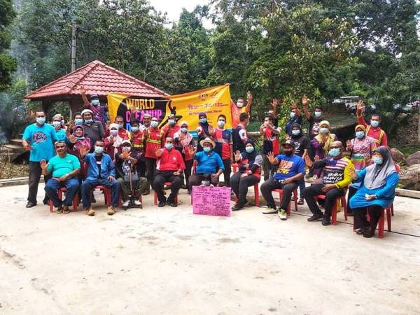 Sebahagian peserta yang terlibat dalam.program World Clean Up Day di Air Terjun Teladas, semalam.