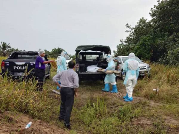 Mayat ketujuh dipercayai warga asing dari Indonesia ditemui di Pantai Teluk C Bandar Penawar di Kota Tinggi semalam.