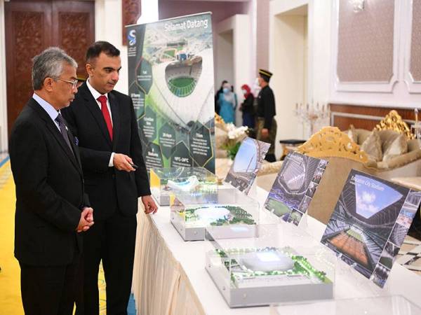 Al-Sultan Abdullah berkenan menerima persembahan Fahad replika kesemua lapan stadium yang telah dibina di Qatar bagi Piala Dunia 2022 di Istana Negara hari ini.